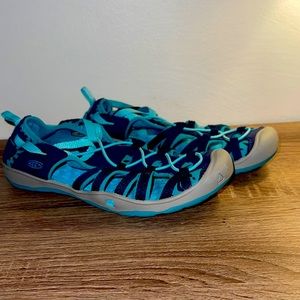 Keen Sandals Girl's Moxie Hiking Outdoor Closed Toe Cushioned Athletic Blue